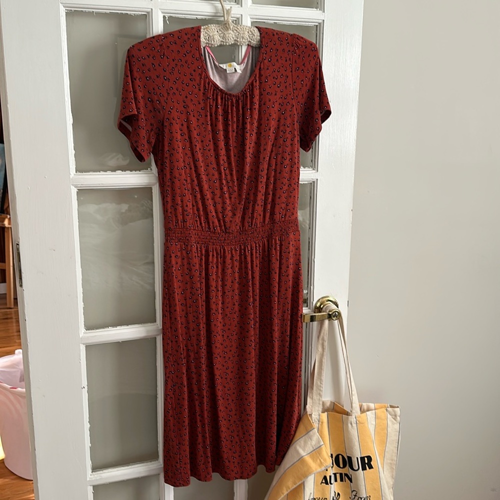 Boden Everyday Midi Dress: Classic Silhouette & Cinched Waist Band